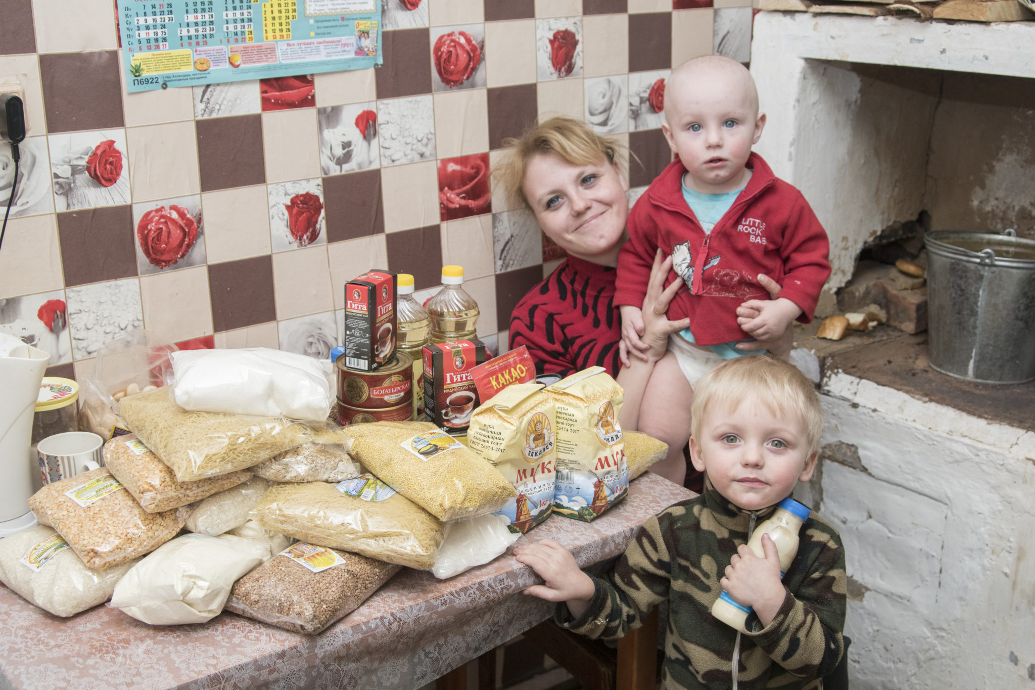 Фонд давай поможем. Бедные семьи с детьми. Малообеспеченные семьи с детьми. Малоимущая семья. Мало обеспеченые семьи.