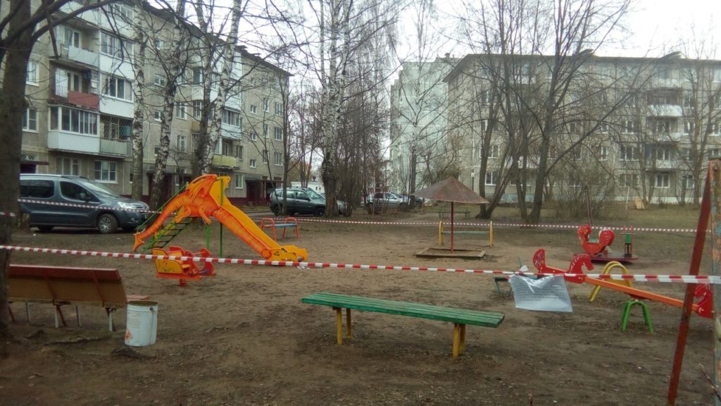 В Твери управляющая компания устроила карантин на детской площадке