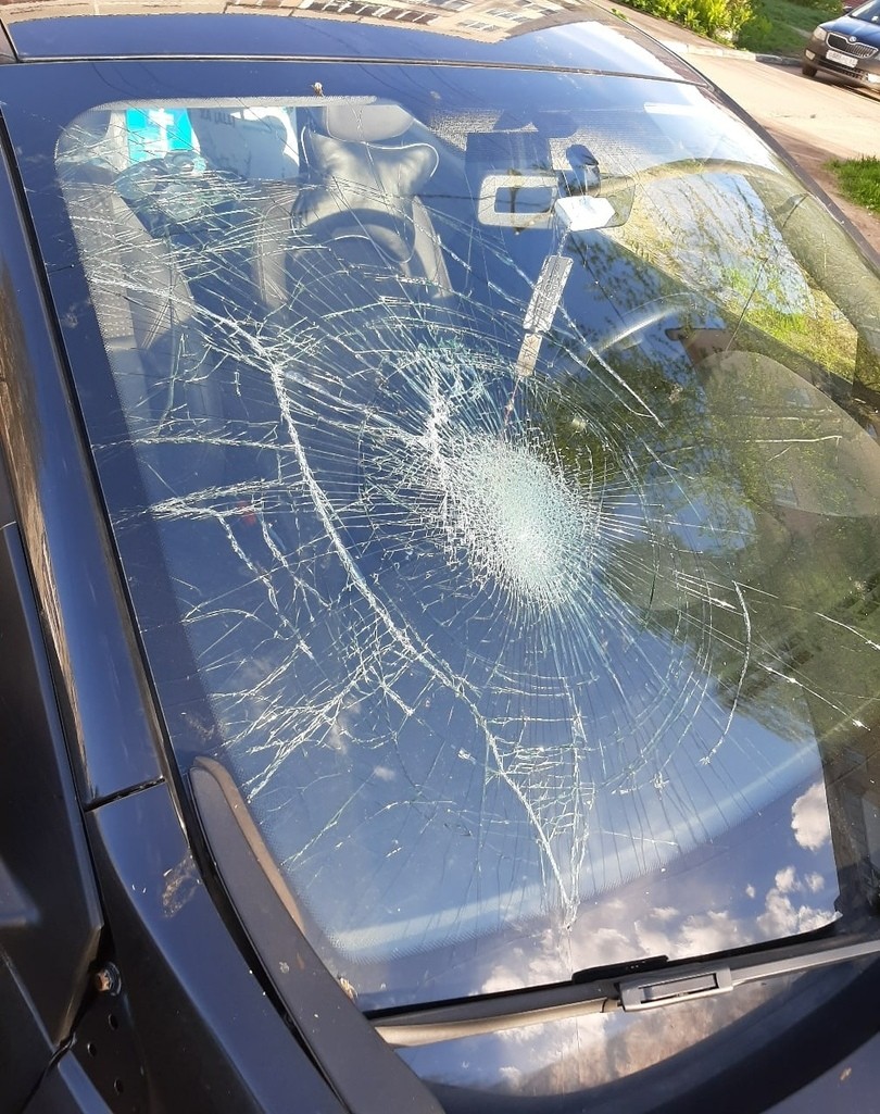 В Твери у главврача инфекционного госпиталя разбили машину и побили окна в больнице
