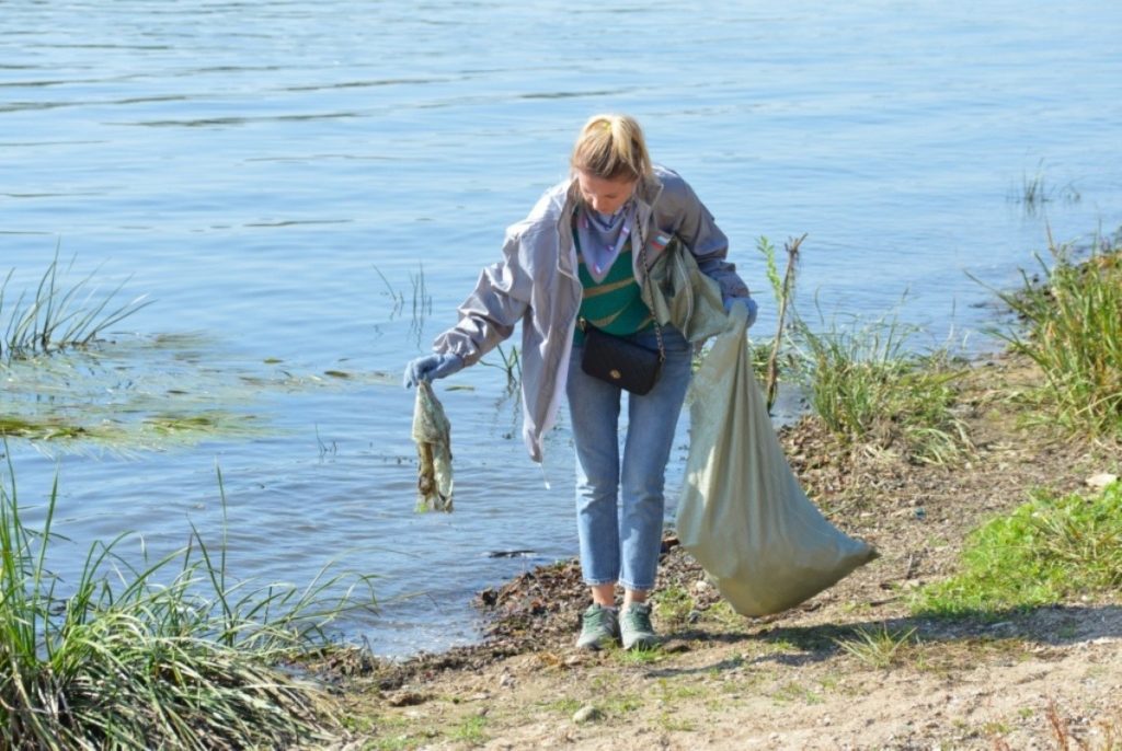 В Твери волонтеры убирали берега Волги и Соминки