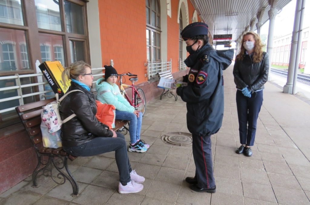 На вокзале в Твери полицейские рассказывают детям и взрослым о безопасности на железной дороге