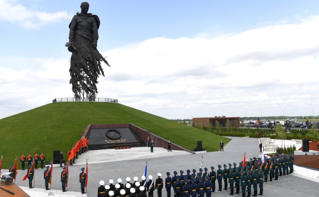 Владимир Путин и Александр Лукашенко открыли Ржевский мемориал Советскому солдату