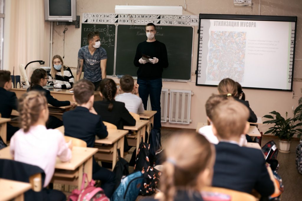 В Тверской области волонтеры провели цикл уроков для школьников по раздельному сбору отходов