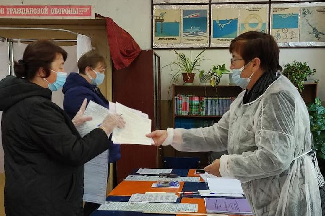 Первые избиратели пришли на участки. Выборы Тверская область 2021.