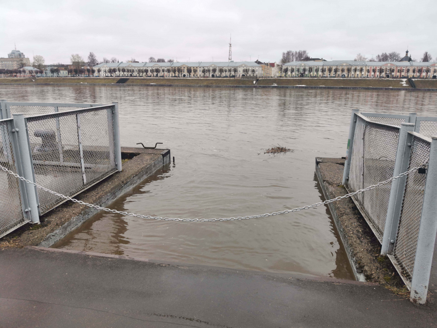 Уровень волги в астрахани на сегодняшний день. Потоп в Твери Волга. Подъем уровня воды. Река Волга в Твери. Тверь 2013 год половодье.