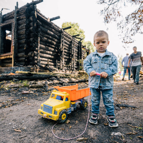 В Тверской области из-за пожара семья с 12 детьми лишилась дома