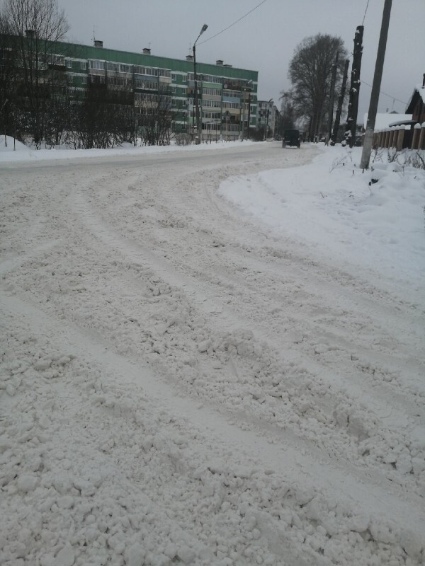 Жители города Бологое жалуются на непроходимые из-за снега тротуары
