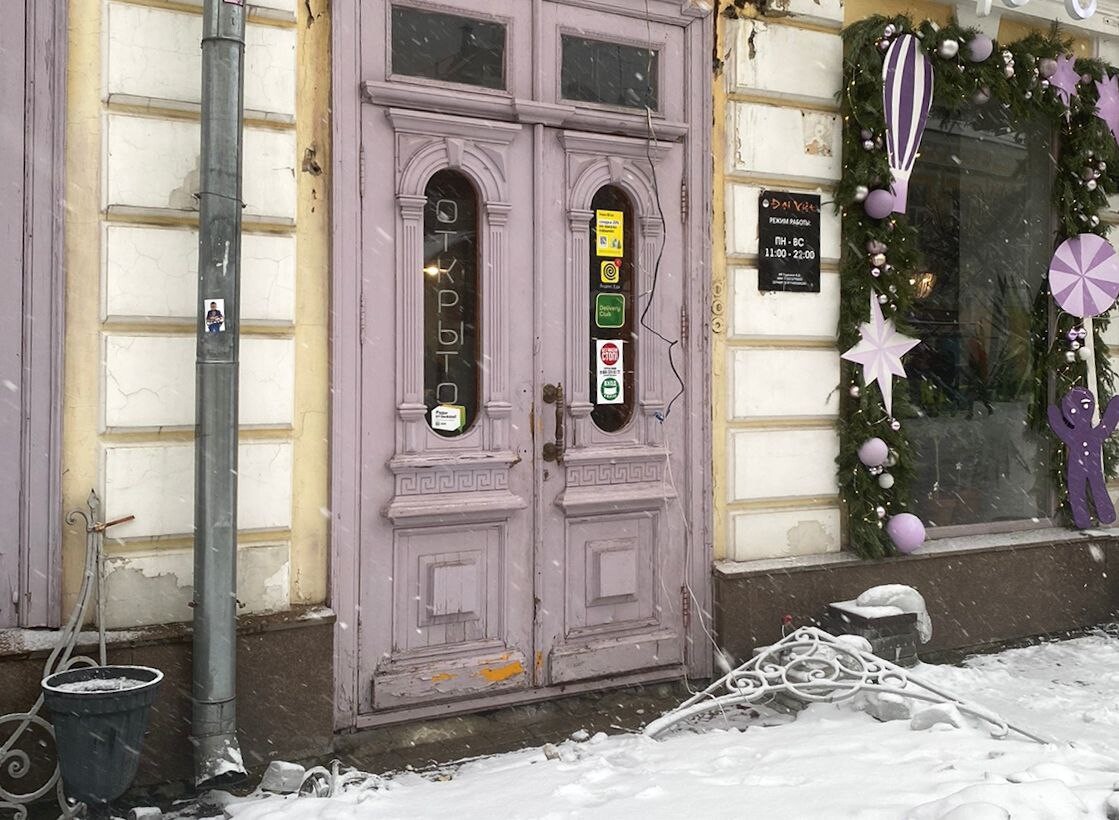 В центре Твери на пешеходную часть падают глыбы льда