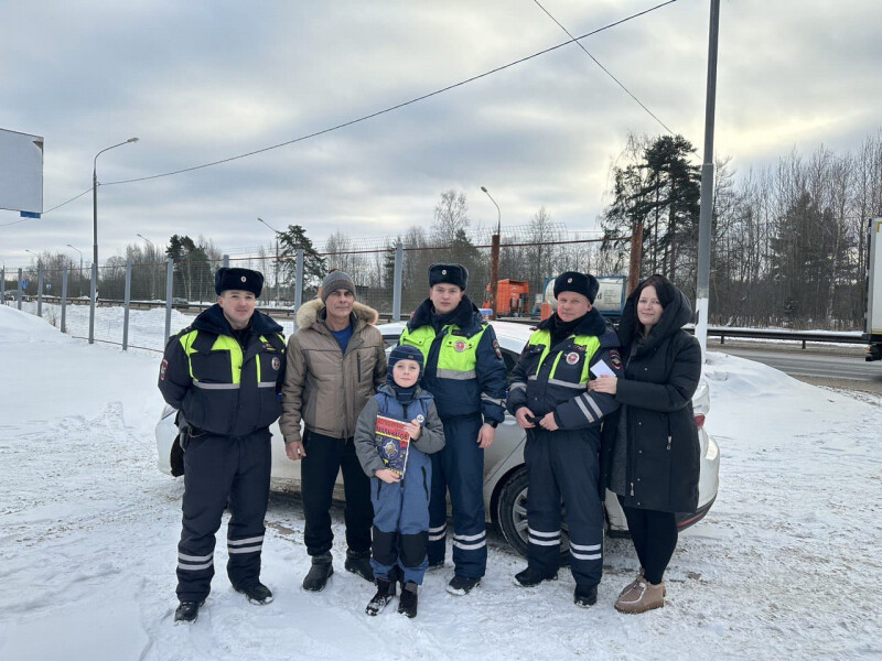 Тверские полицейские навестили семью, которую спасли во время пожара