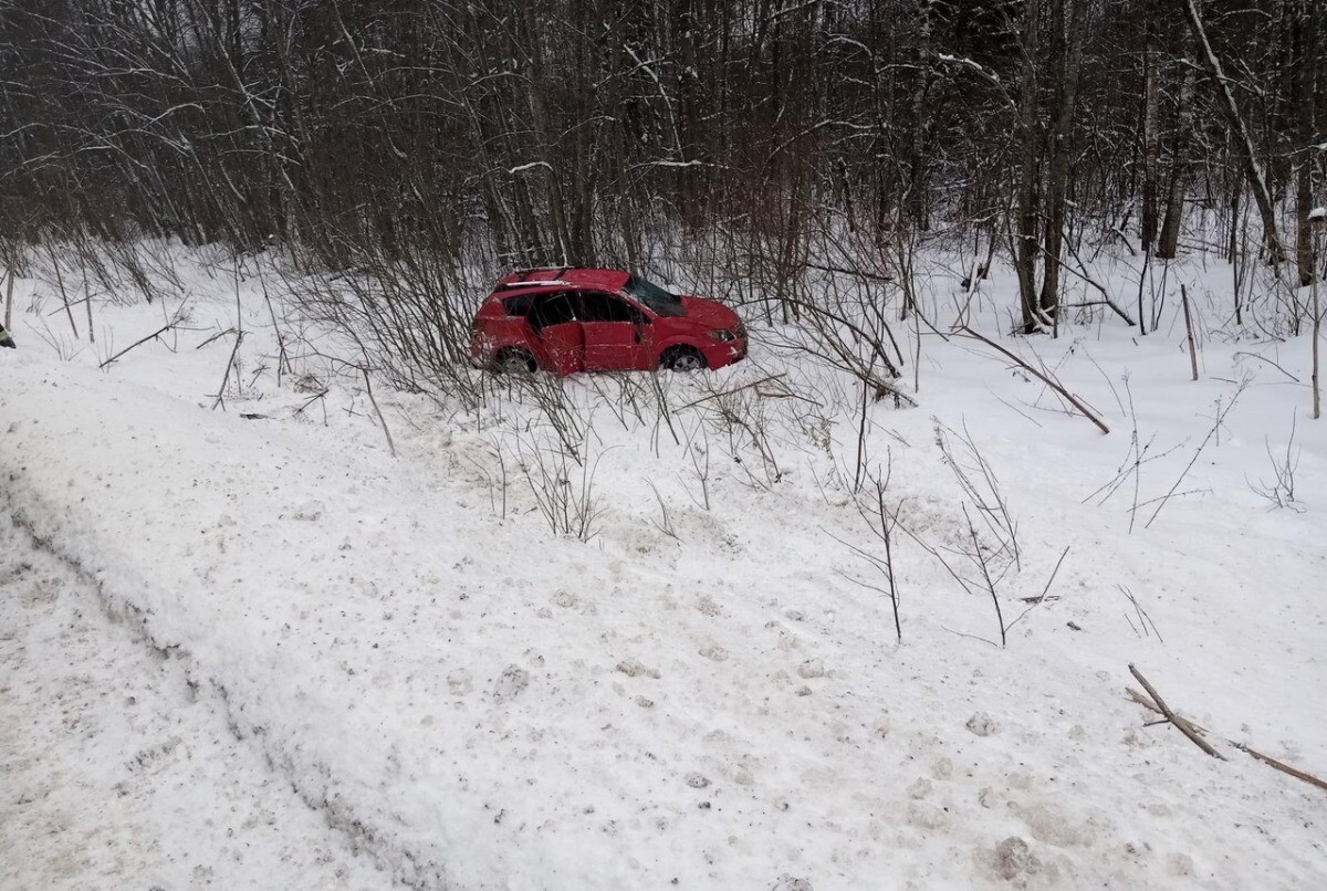 В Тверской области опрокинулся Pontiac