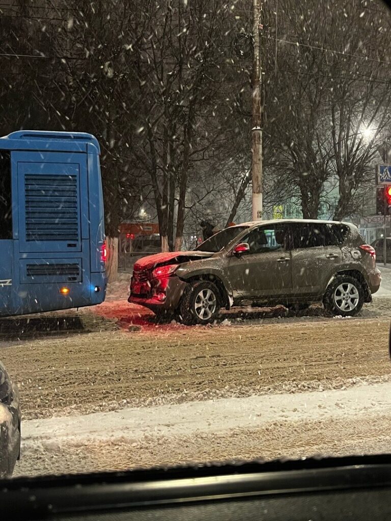 В Твери иномарка врезалась в синий автобус