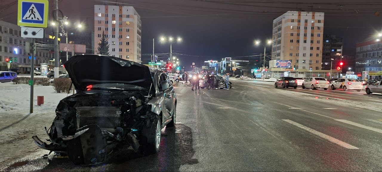 В центре Твери столкнулись 3 машины, пострадала женщина