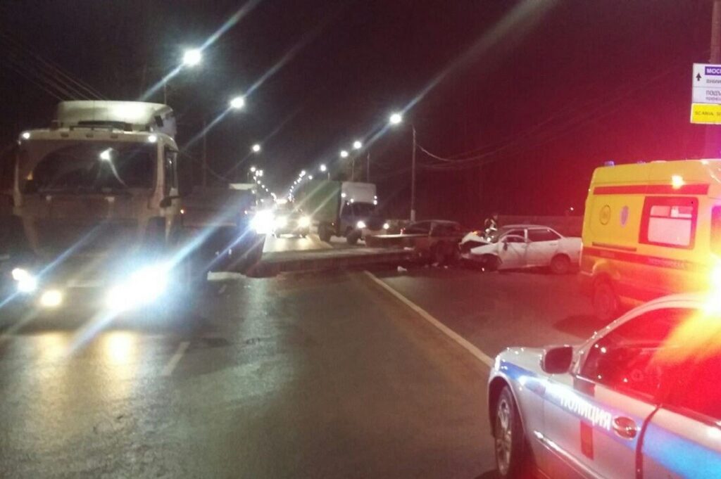 В Твери «Лада» протаранила грузовик