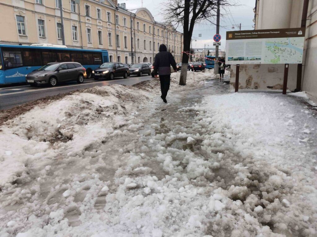 Тверь превратилась в один большой каток (фоторепортаж)