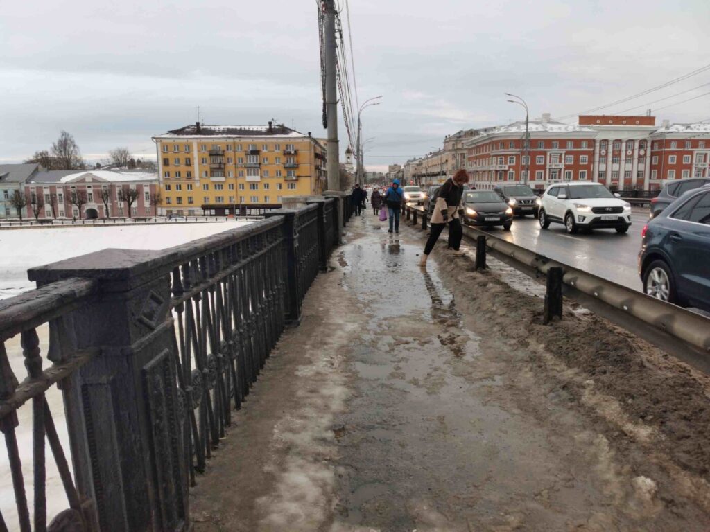 Тверь превратилась в один большой каток (фоторепортаж)