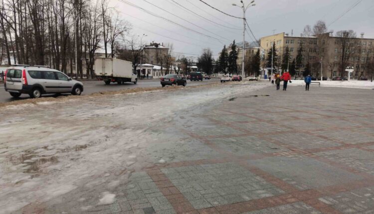 Тверь превратилась в один большой каток (фоторепортаж)