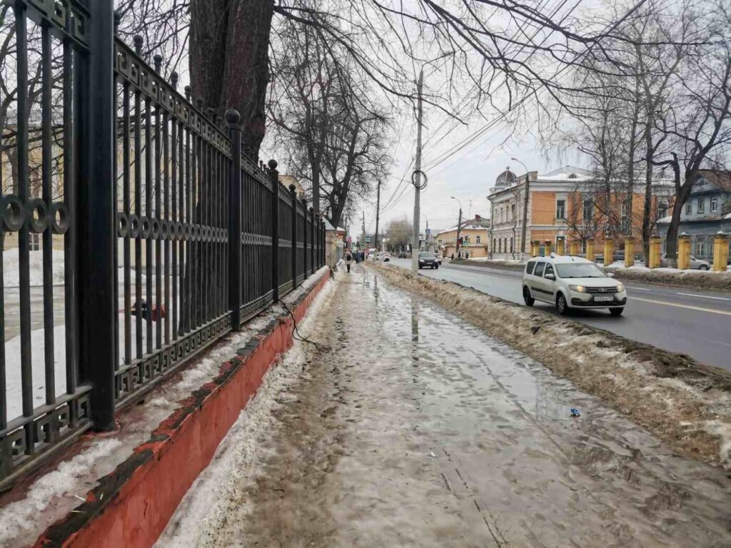 Тверь превратилась в один большой каток (фоторепортаж)