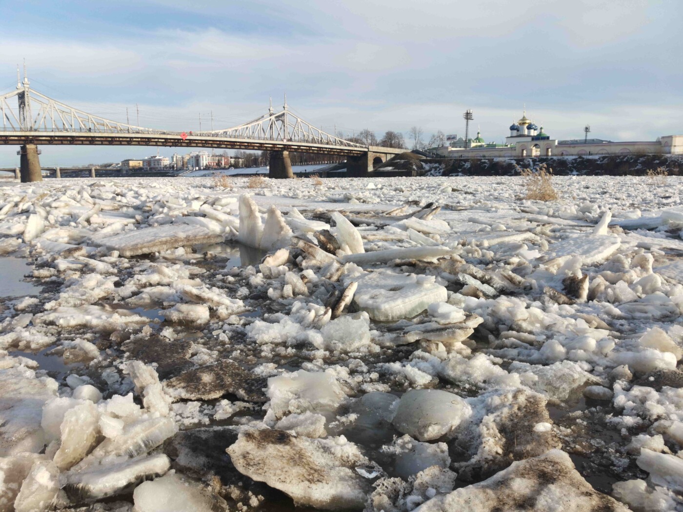 Ледоход в нижнем новгороде 2024. Тверь набережная ледоход. Ледоход на Волге Тверь. Ледоход на Волге 2023 Казань. Ледоход в Твери 2023.