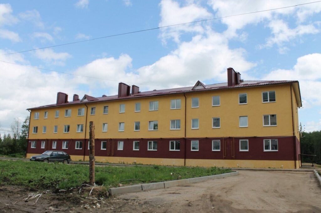 Старый дом лучше новых двух? Куда в Тверской области переселяют людей из аварийного жилья