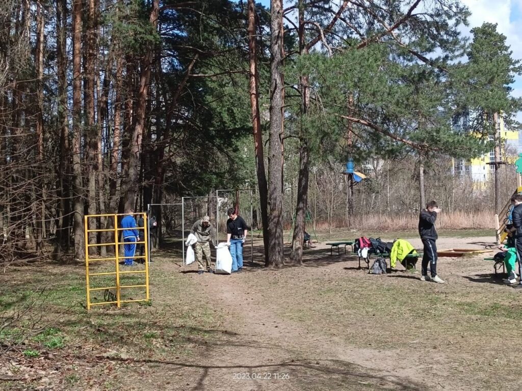 В субботнике в Твери приняли участие более тысячи человек