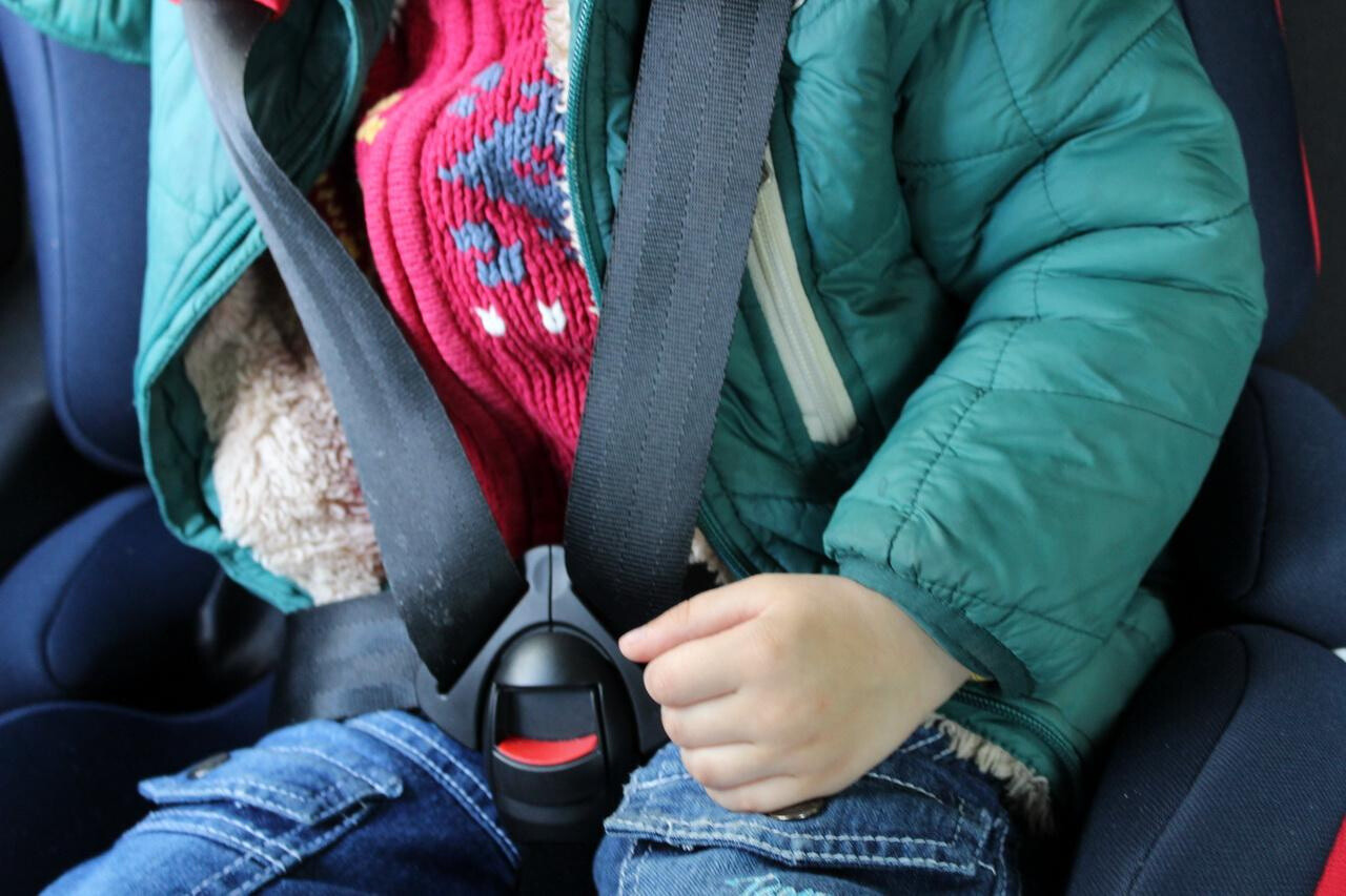 Ребенок без ремня безопасности. Автокресло. Автокресло для детей. Детское удерживающее кресло. Детское автокресло в машине.