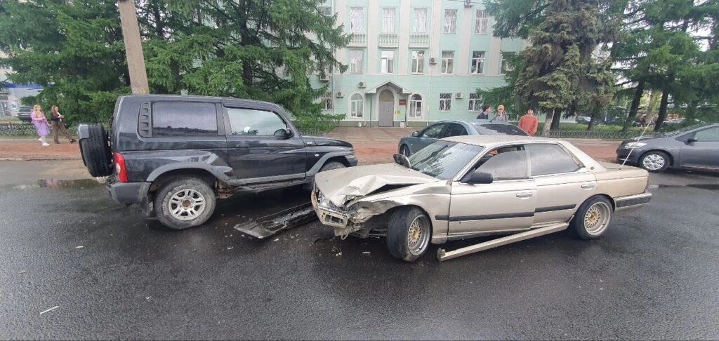 Авария на проспекте в Твери: Участие трех автомобилей