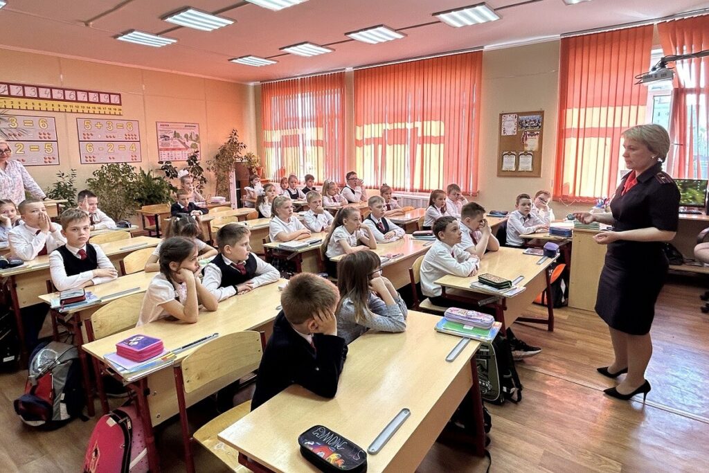 В Твери полицейские учили школьников избегать конфликтов