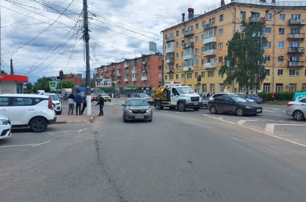 В Твери иномарка сбила велосипедиста