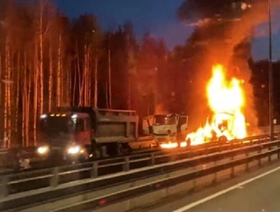На трассе в Тверской области сгорел автовоз