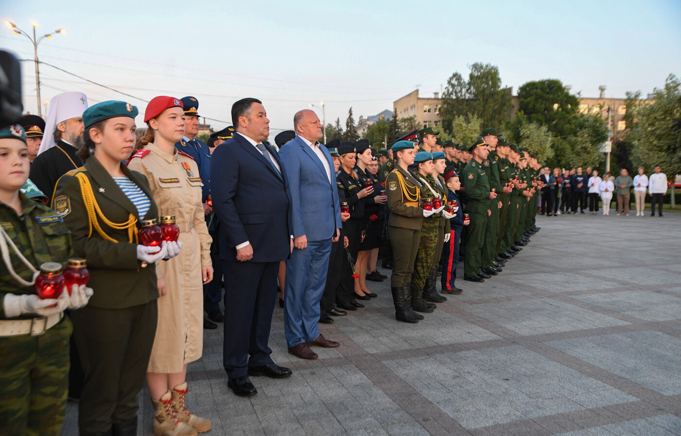 Девочка возлагает цветы к памятнику рисунок