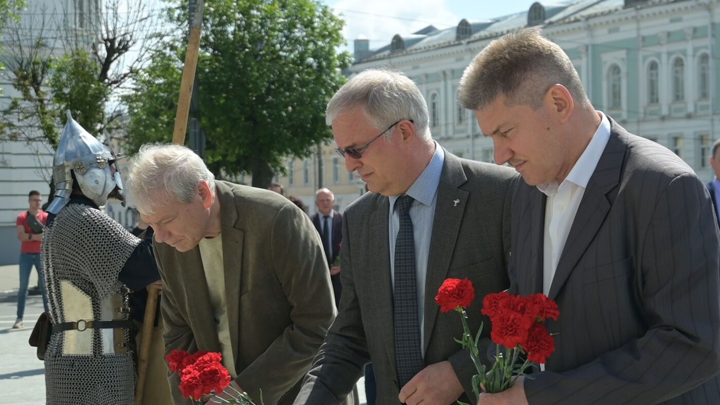 Картинка возложение цветов