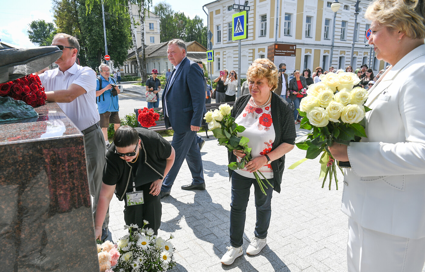 Картинка возложение цветов к памятнику