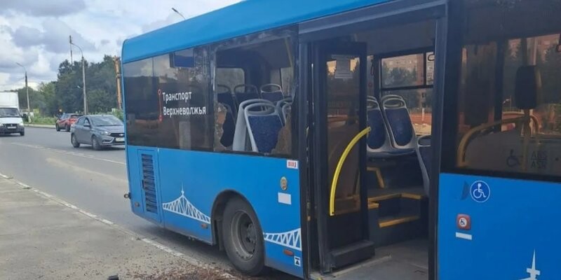 В Твери мужчина сбежал от кондукторов через окно автобуса (видео)