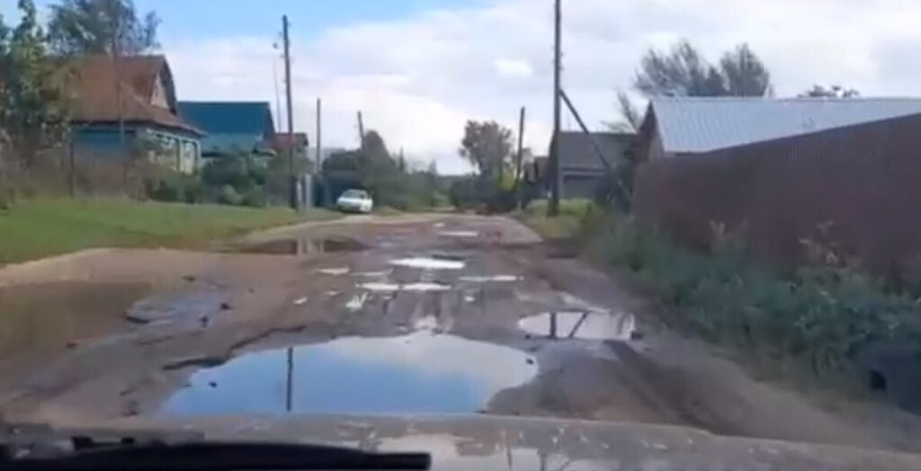 В Калининском районе пожаловались на разбитую дорогу (видео)