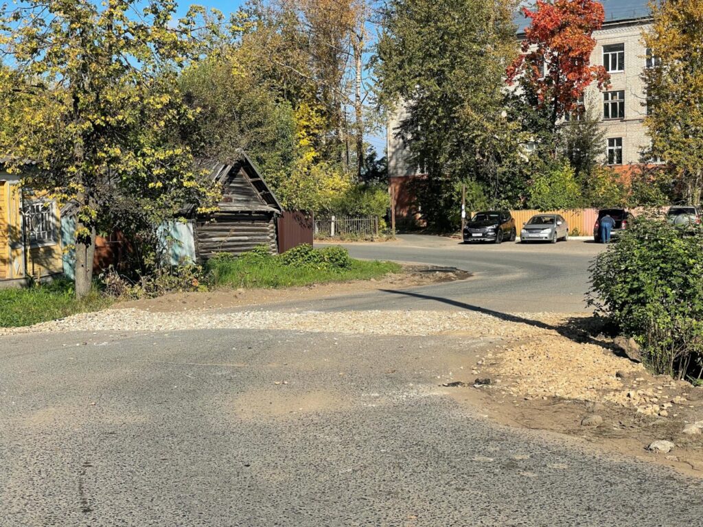 В Торжке дорожные рабочие разбросали куски асфальта