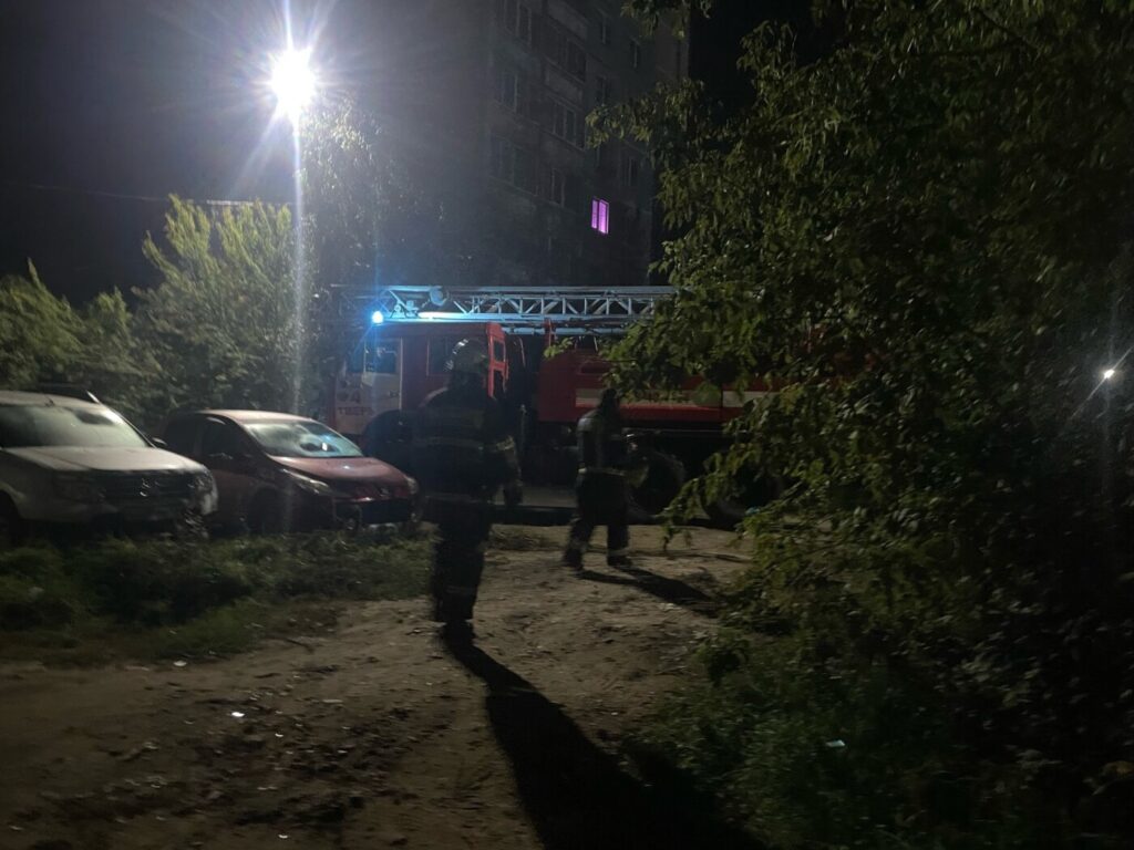 В Твери алкоголики подожгли уличный диван