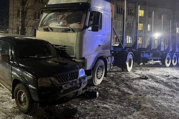 На окраине Твери грузовик наехал на легковушку