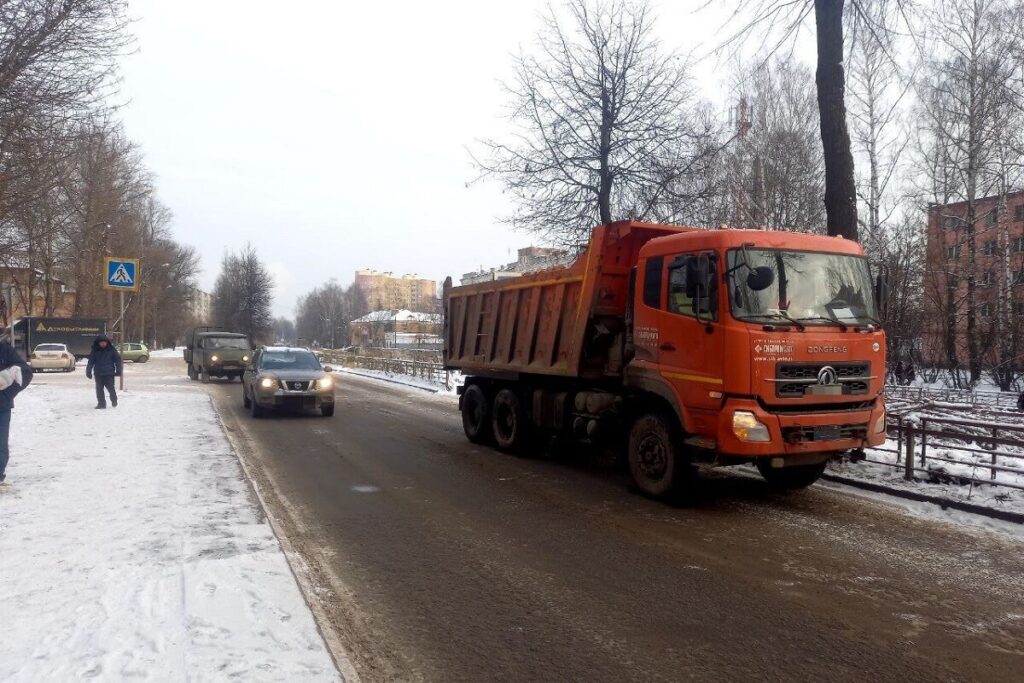 В Твери девушка попала под самосвал