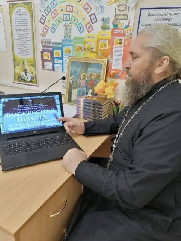 В Тверской области в воскресной школе при сельском храме открыли компьютерный класс