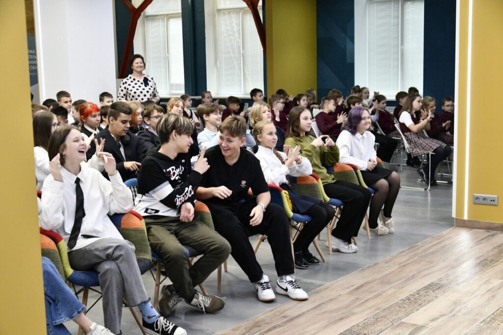 Школьников Тверской области научили пользоваться мессенджерами