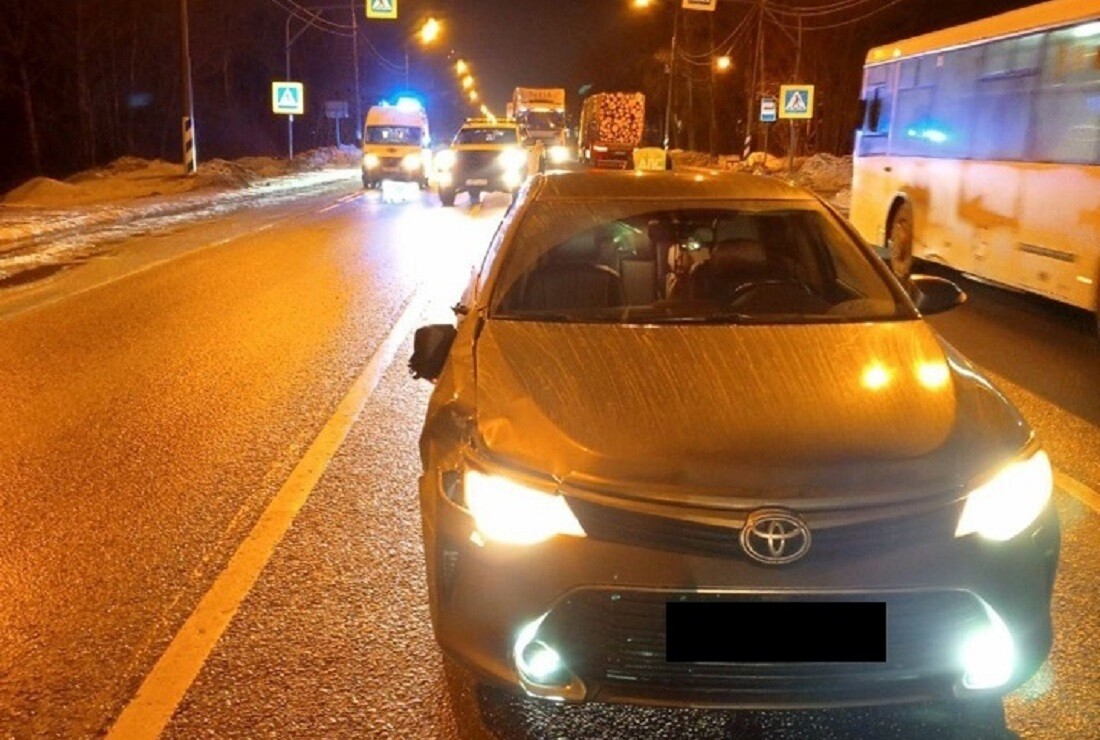 автошкола водительские права. девочка подросток за рулем. счастливые люди в машине. человек с водительскими правами. вожу машину в 17.